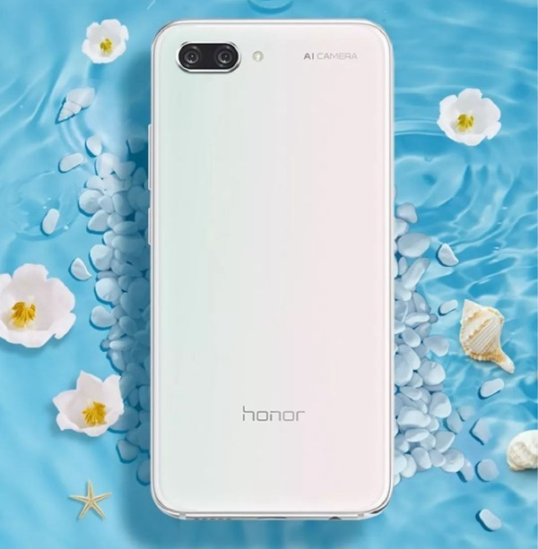 Смартфон Honor 10 GT в уникальном цвете Lily of the Valley поступил в продажу